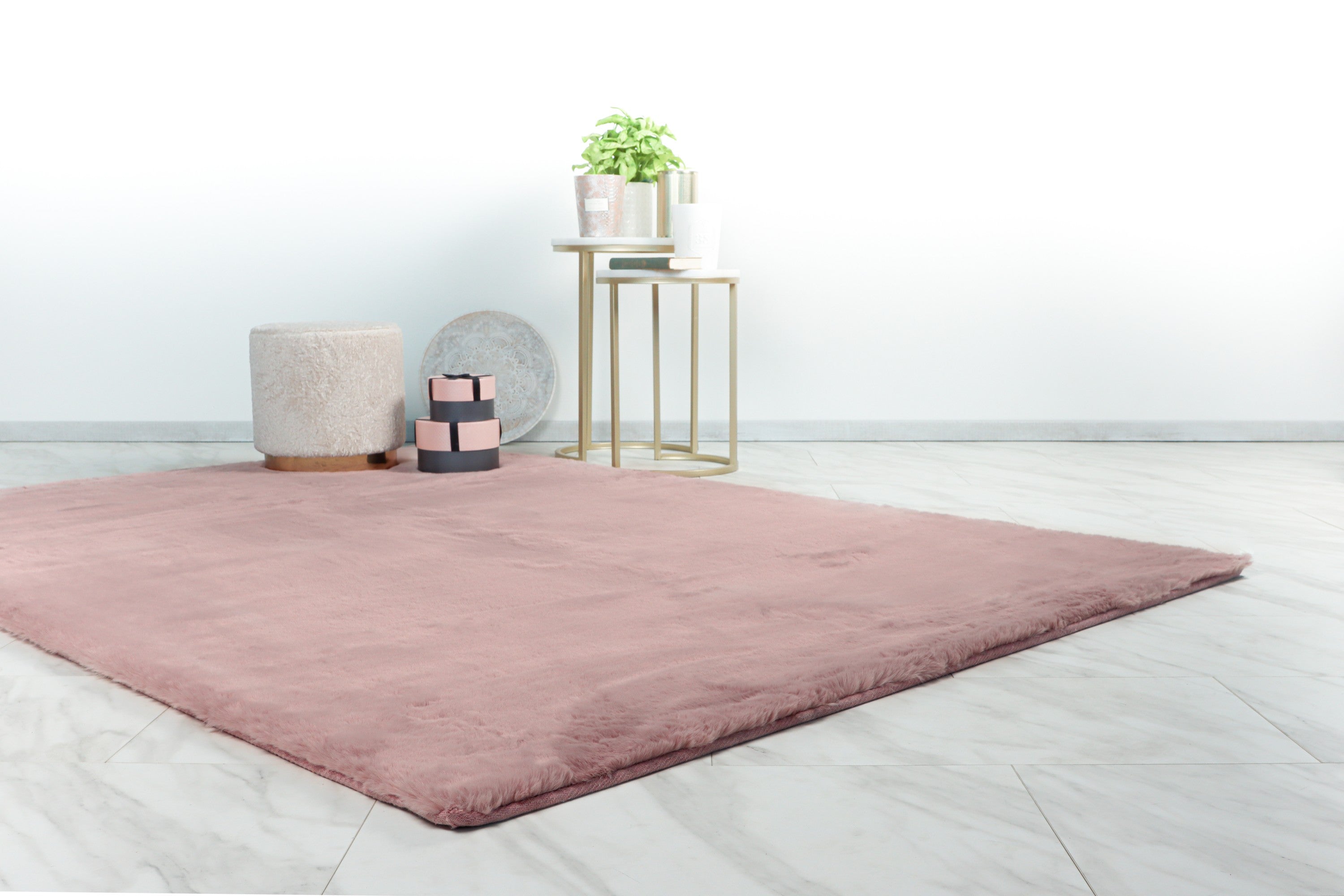 Warme woonkamer waarin het zachtroze Cloud vloerkleed voor een zachte sfeer zorgt