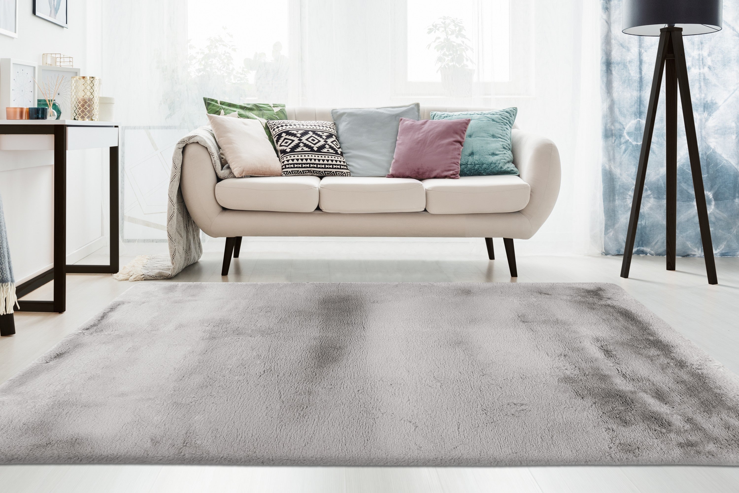 Moderne woonkamer met het grijze Eternelle vloerkleed als rustige basis