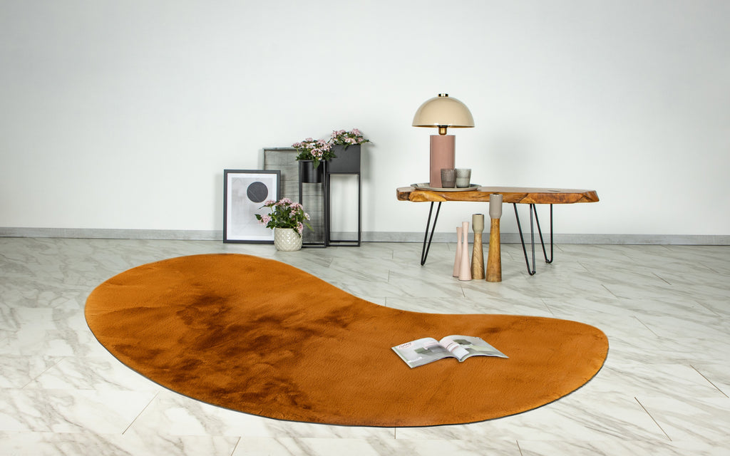 Het Maan Koper vloerkleed in een moderne woonkamer met natuurlijke lichtinval