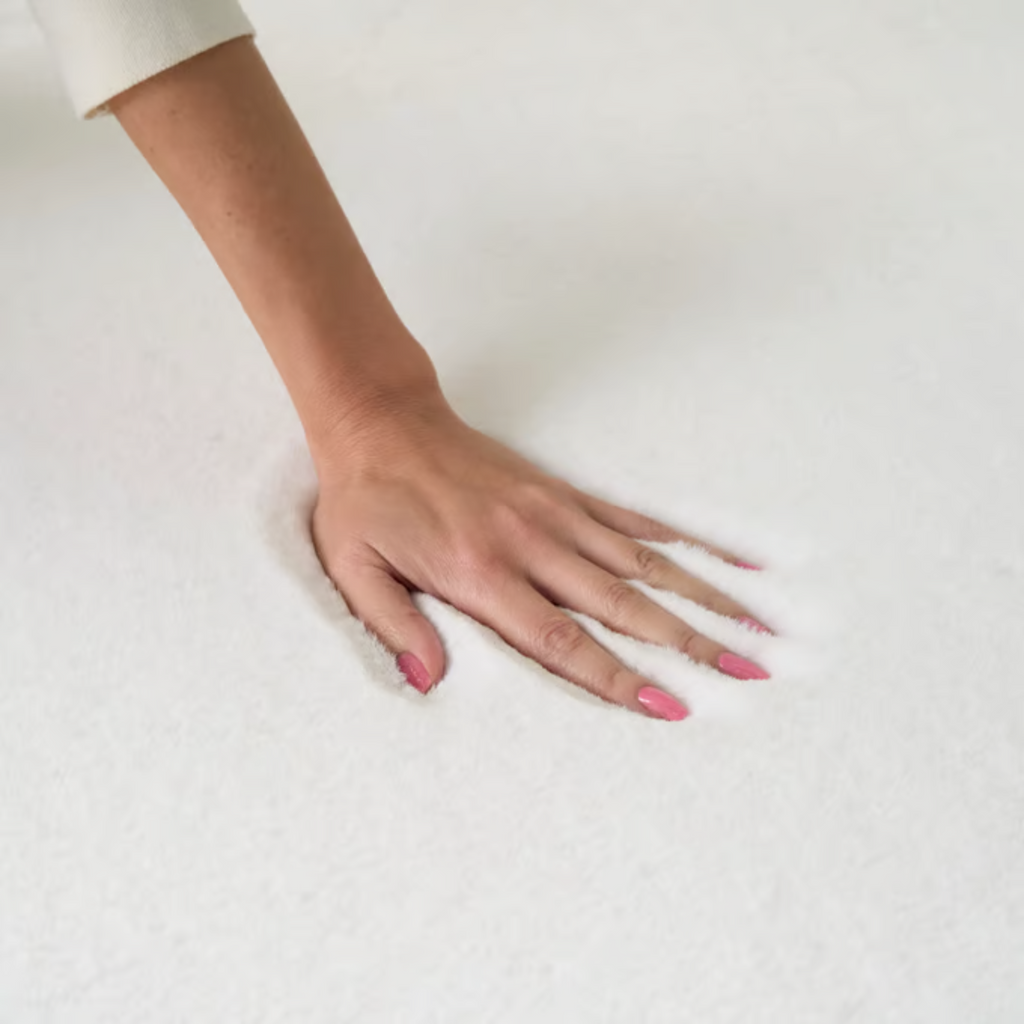 Vellyn Wit – hoogpolig velvet vloerkleed in heldere tint