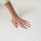 Vellyn Wit – hoogpolig velvet vloerkleed in heldere tint