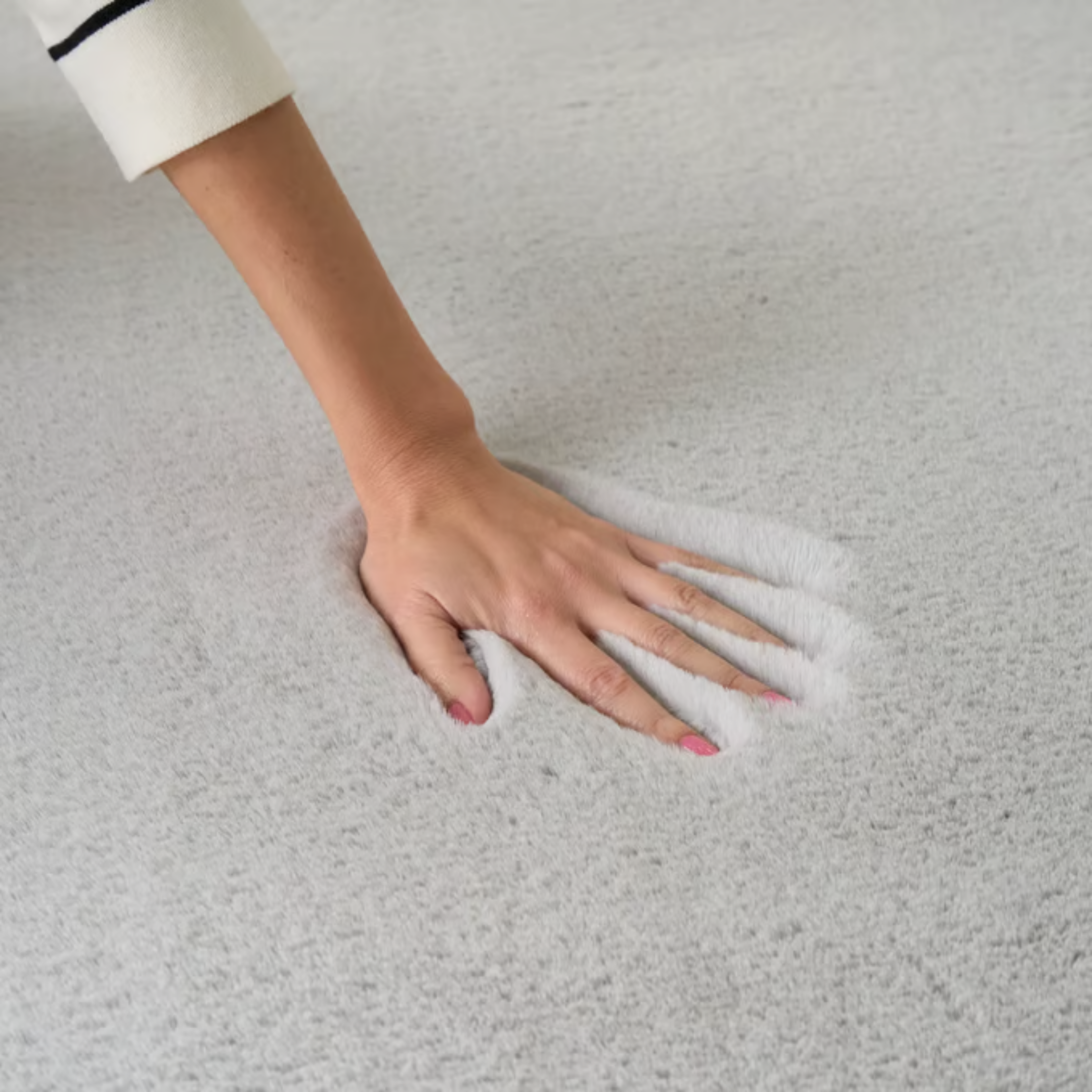 Vellyn Zilver – hoogpolig velvet vloerkleed in zilverkleur