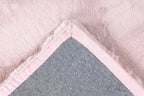 Detailfoto van de onderkant van het Cloud vloerkleed in zachtroze, met aandacht voor de afwerking