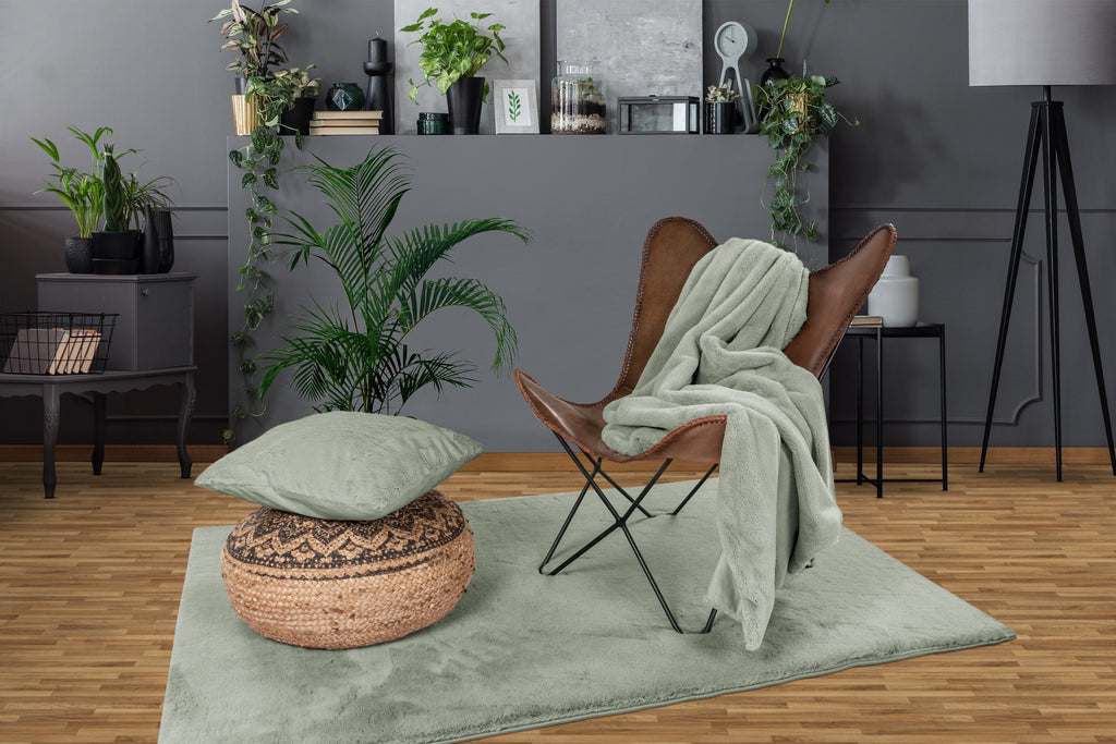 Mosgroen Could vloerkleed als opvallend accent in een sfeervolle woonkamer