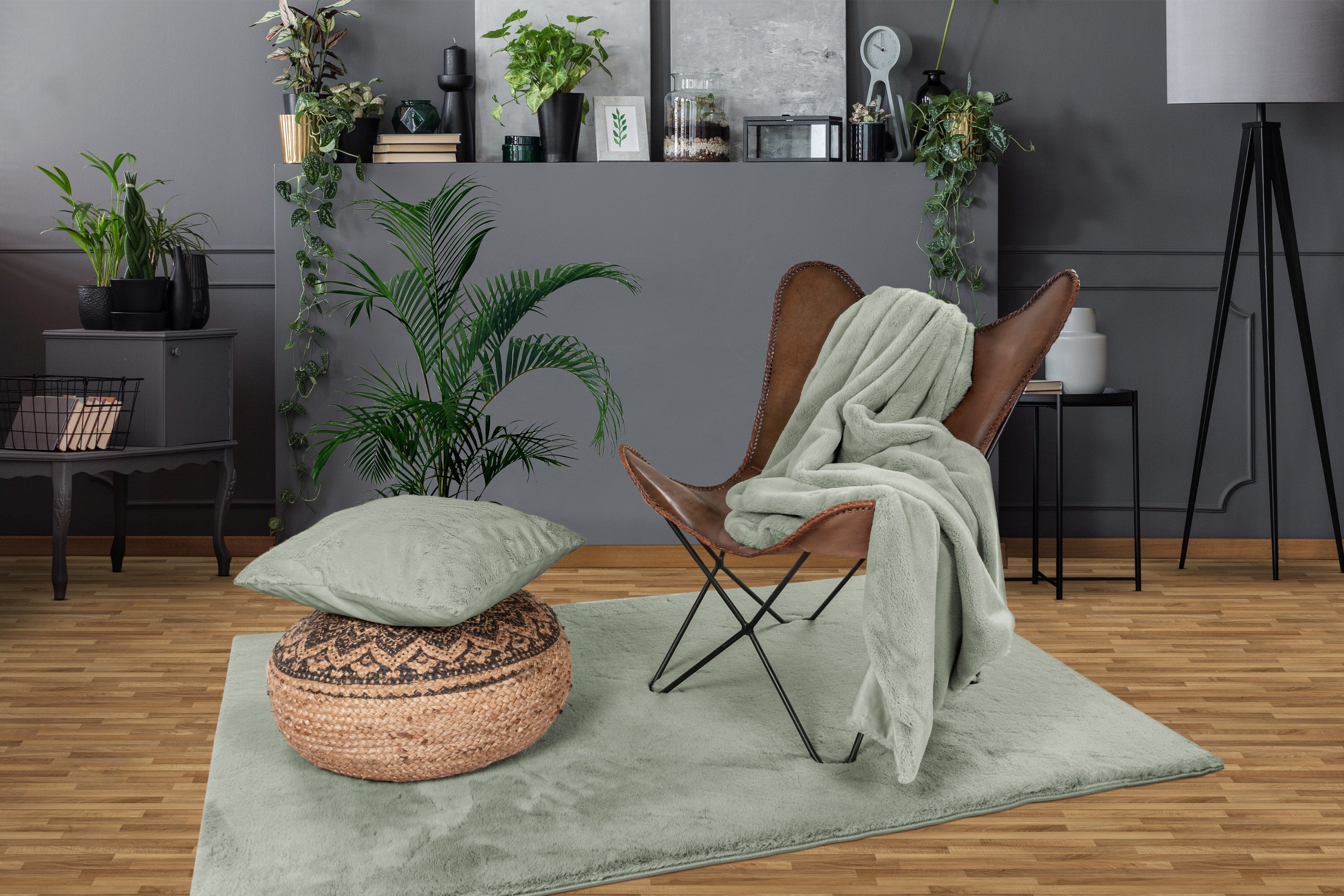 Mosgroen Could vloerkleed als opvallend accent in een sfeervolle woonkamer