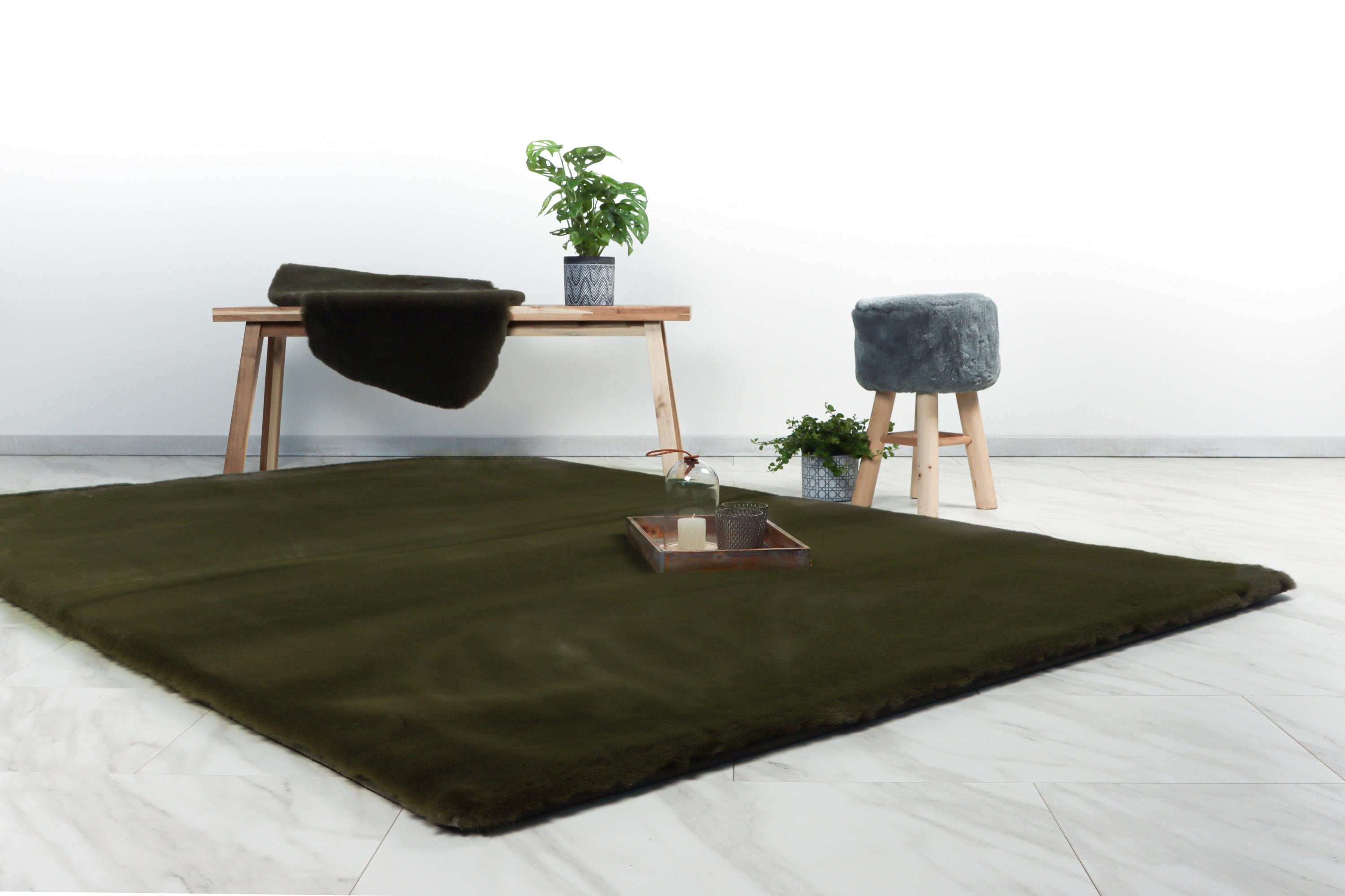 Gezellige woonkamer met een saliegroen Cloud vloerkleed als rustgevend element