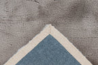 Close-up van de fijne vezels van het taupe Cloud vloerkleed, voor een zachte uitstraling