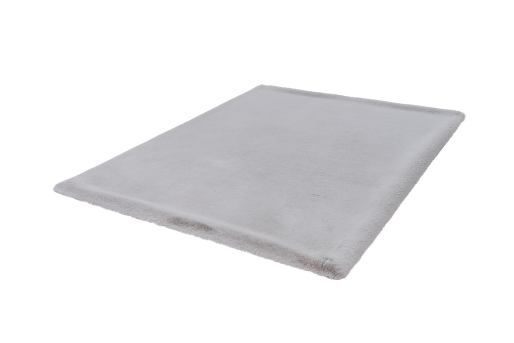 Bovenaanzicht van het vloerkleed met zachte rondingen in een zilvergrijze tint