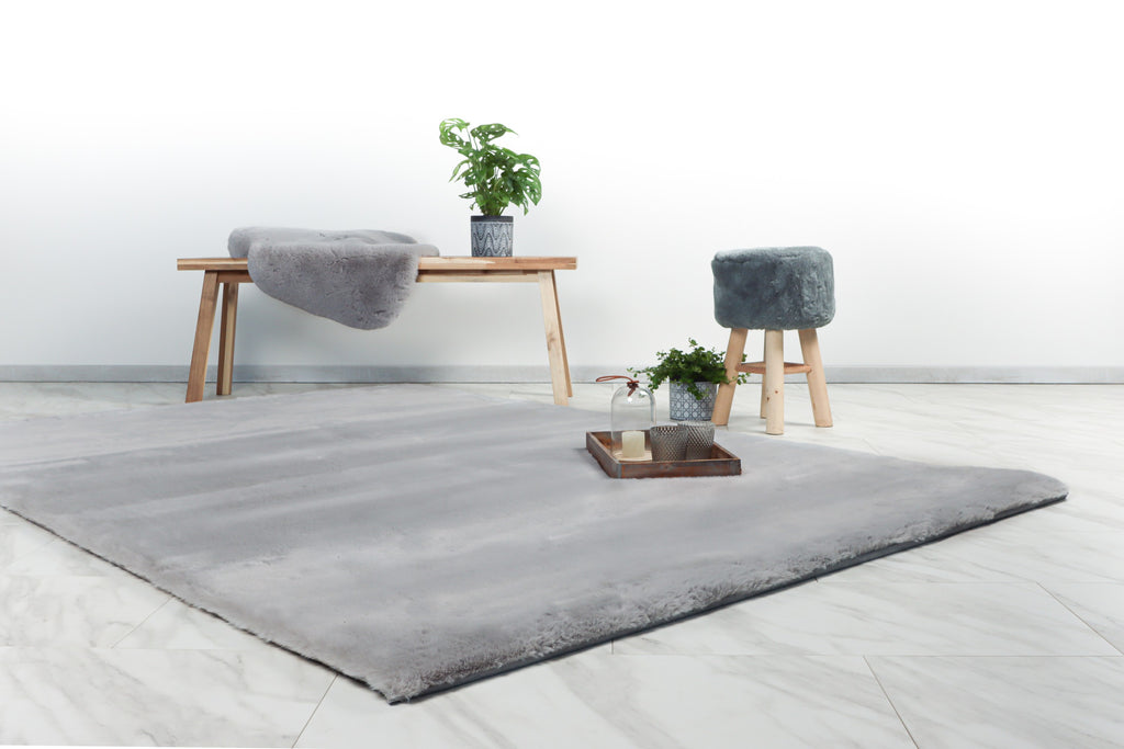 Minimalistische woonkamer met een zilvergrijs Cloud vloerkleed als rustige basis