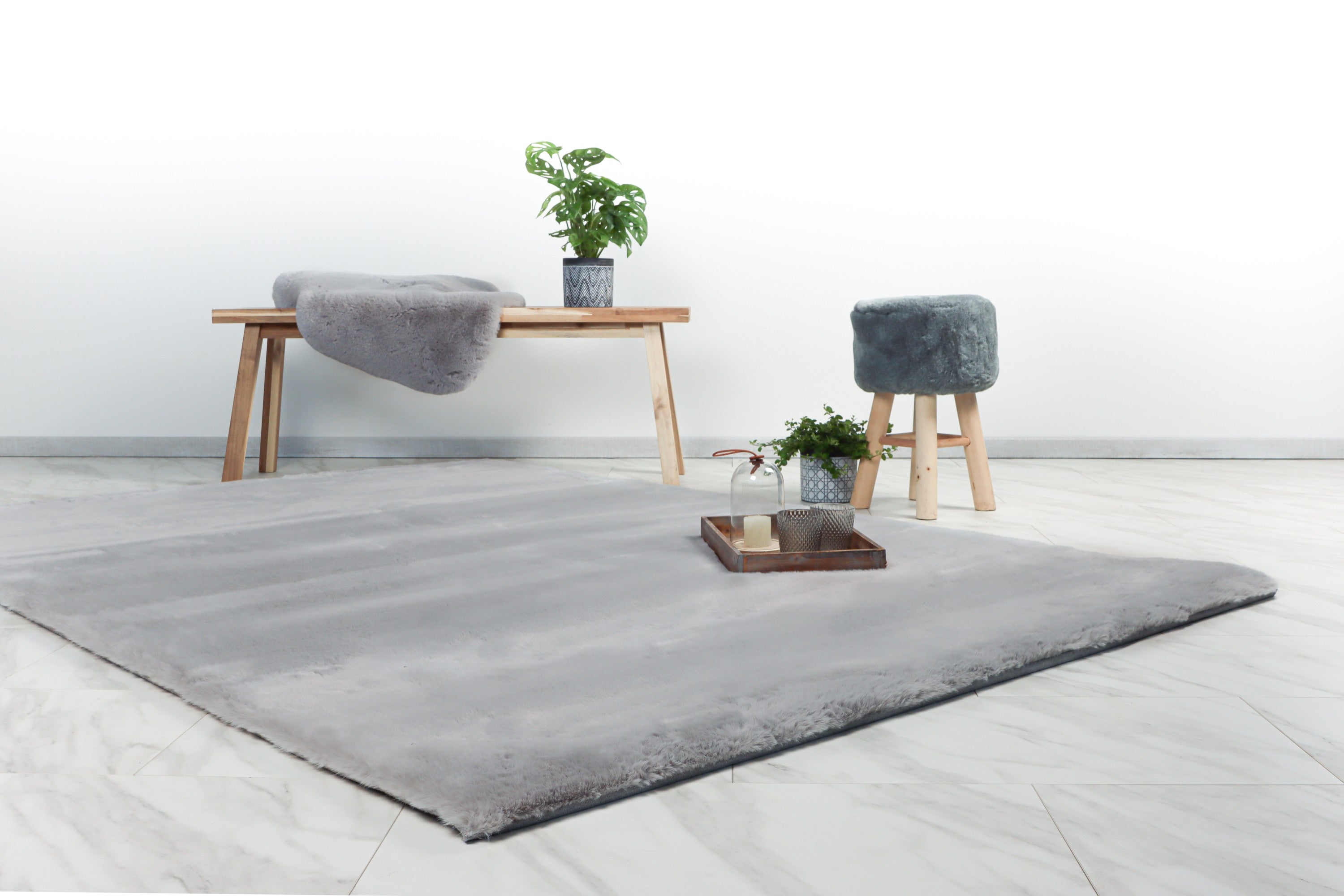 Minimalistische woonkamer met een zilvergrijs Cloud vloerkleed als rustige basis