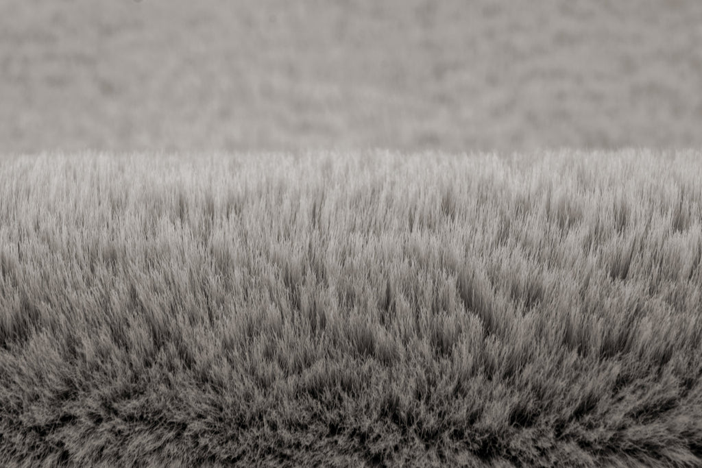 Close-up van de structuur van het Cloud vloerkleed in zilvergrijs, met een zachte glans