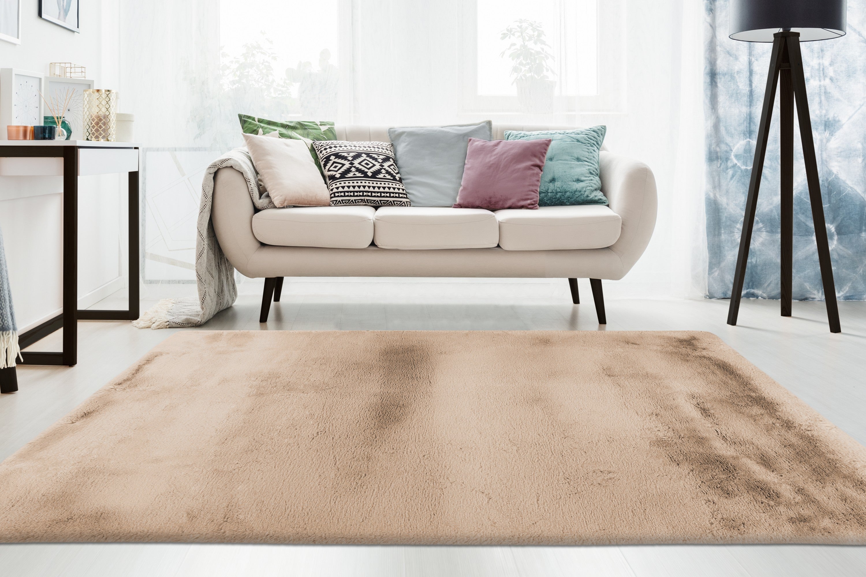 Gezellige woonkamer met het beige Eternelle vloerkleed als neutrale basis