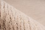 Close-up van de fijne vezels van het beige Eternelle vloerkleed, met warme uitstraling