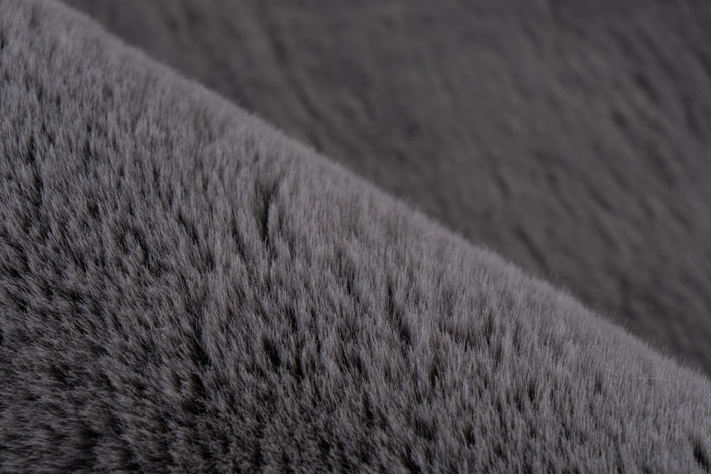 Close-up van de zachte vezelstructuur van het Eternelle Charcoal vloerkleed