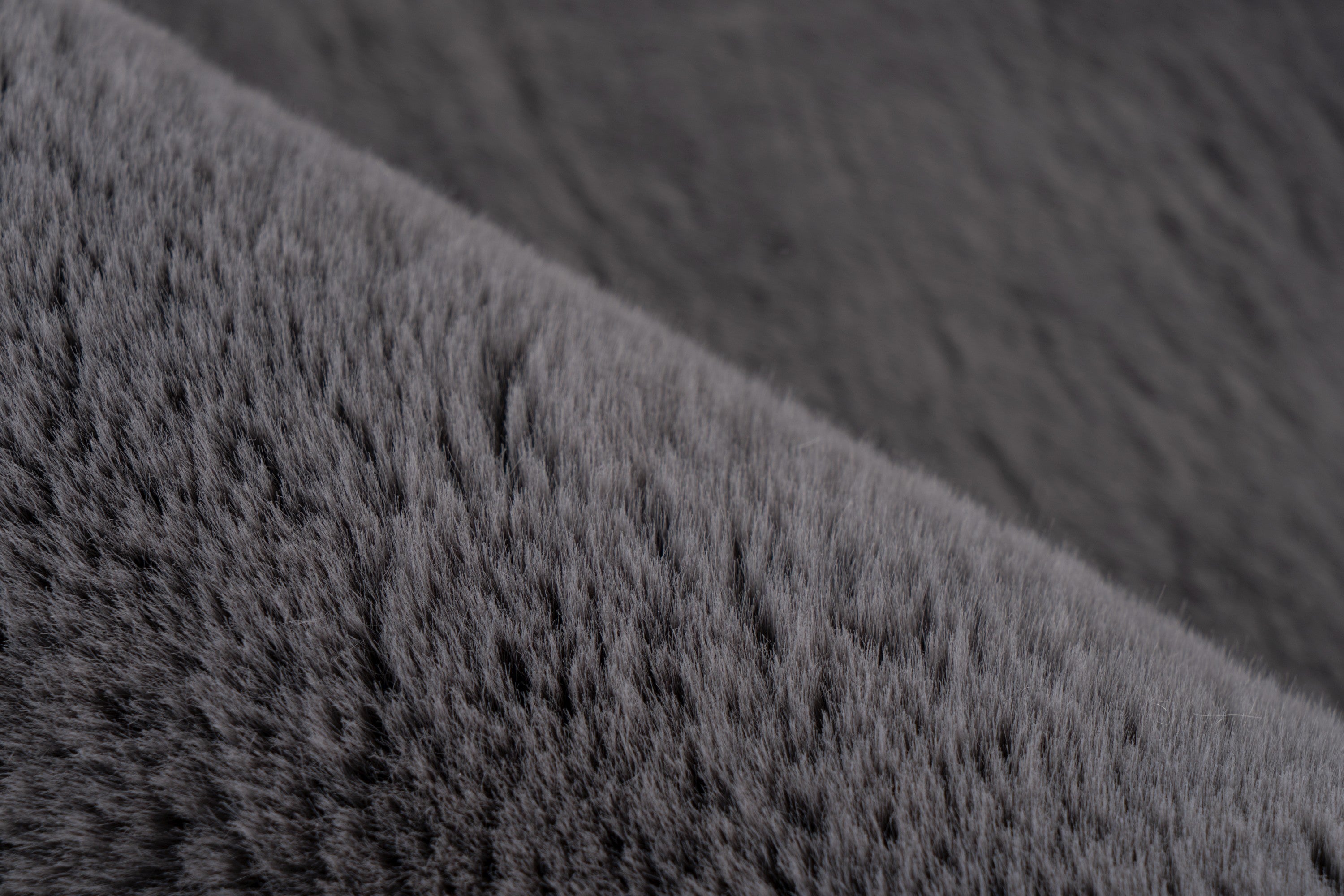 Close-up van de zachte vezelstructuur van het Eternelle Charcoal vloerkleed