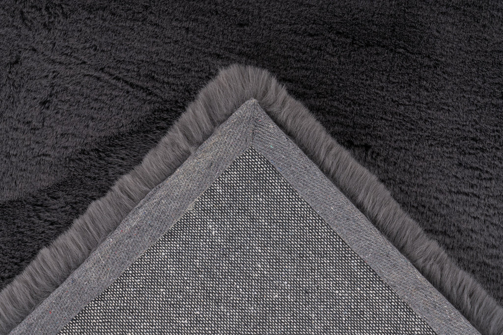 Detailopname van de onderkant van het Eternelle Charcoal vloerkleed met nette afwerking