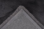 Detailopname van de onderkant van het Eternelle Charcoal vloerkleed met nette afwerking