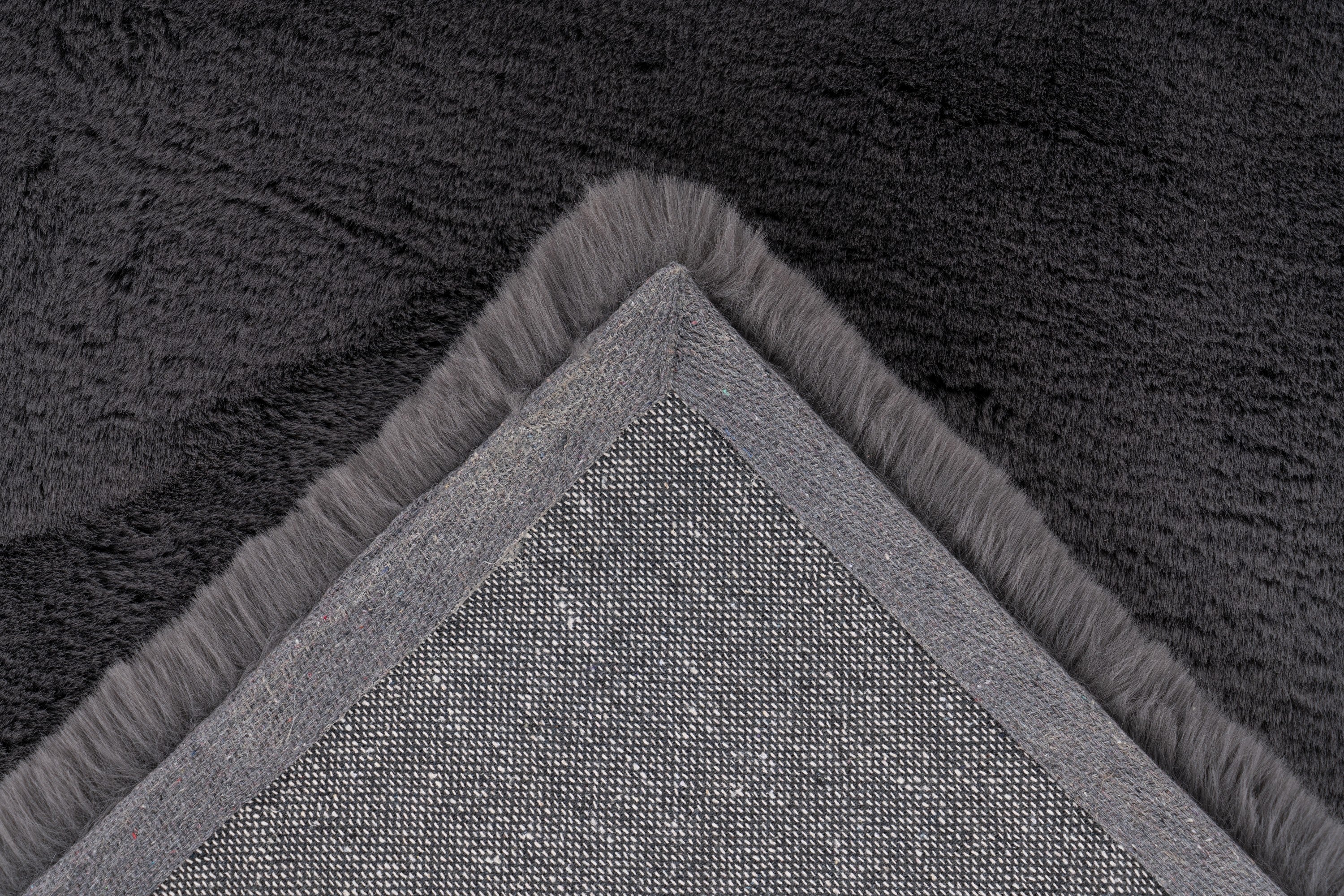 Detailopname van de onderkant van het Eternelle Charcoal vloerkleed met nette afwerking