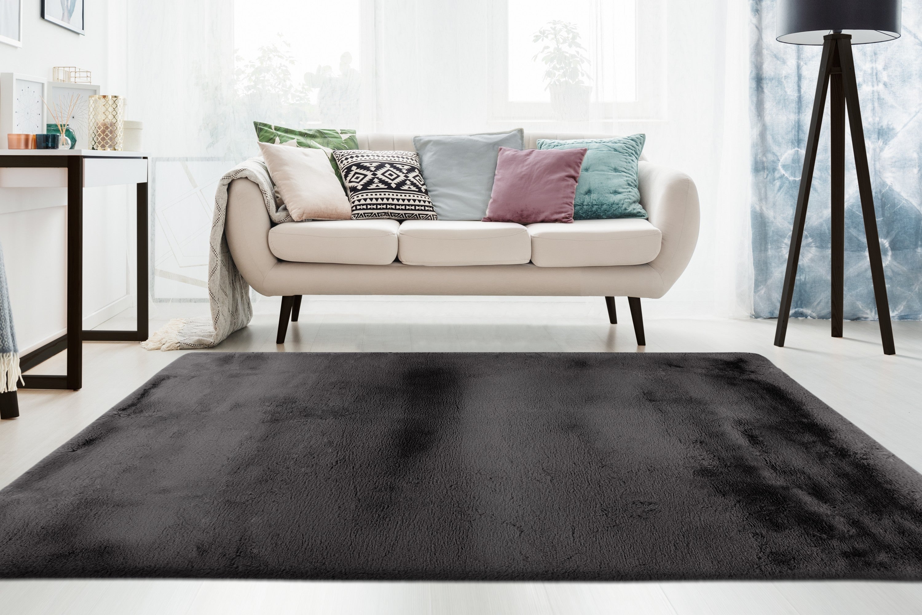 Modern interieur met het Eternelle Charcoal vloerkleed als stijlvol accent