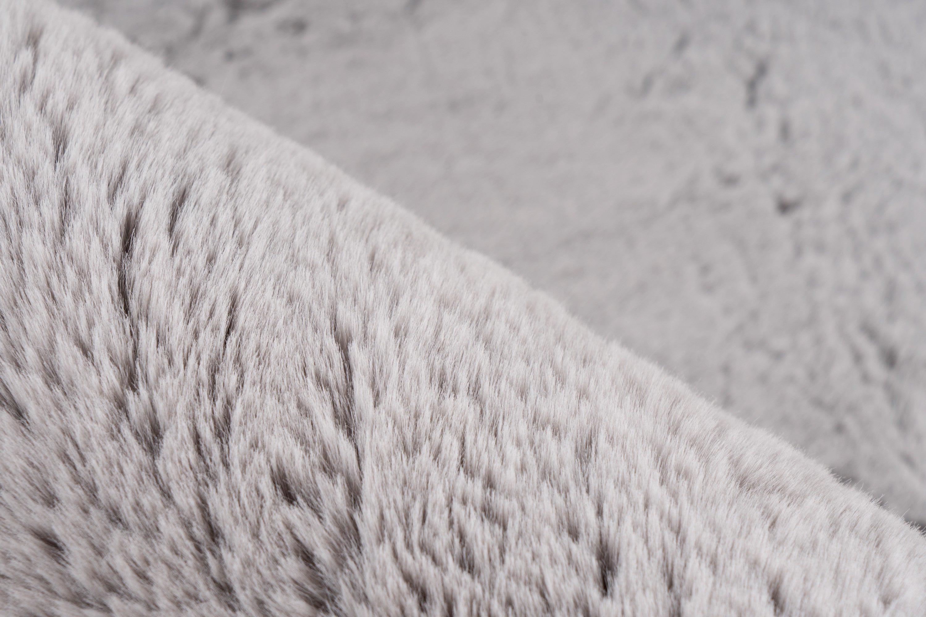 Close-up van de fijne vezels van het grijze Eternelle vloerkleed voor een comfortabele look