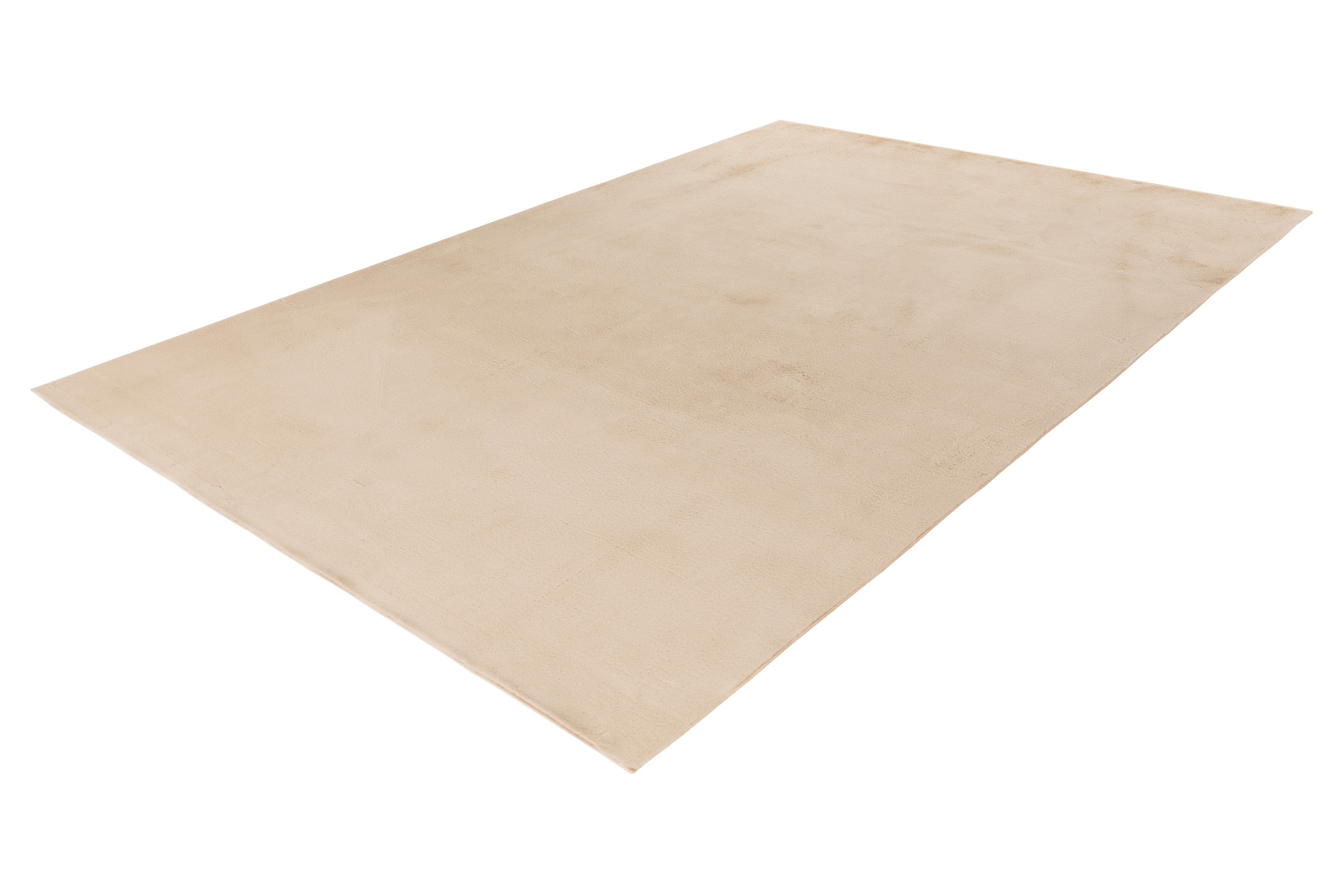 Zijaanzicht van beige Softcare vloerkleed met zicht op structuur en dikte