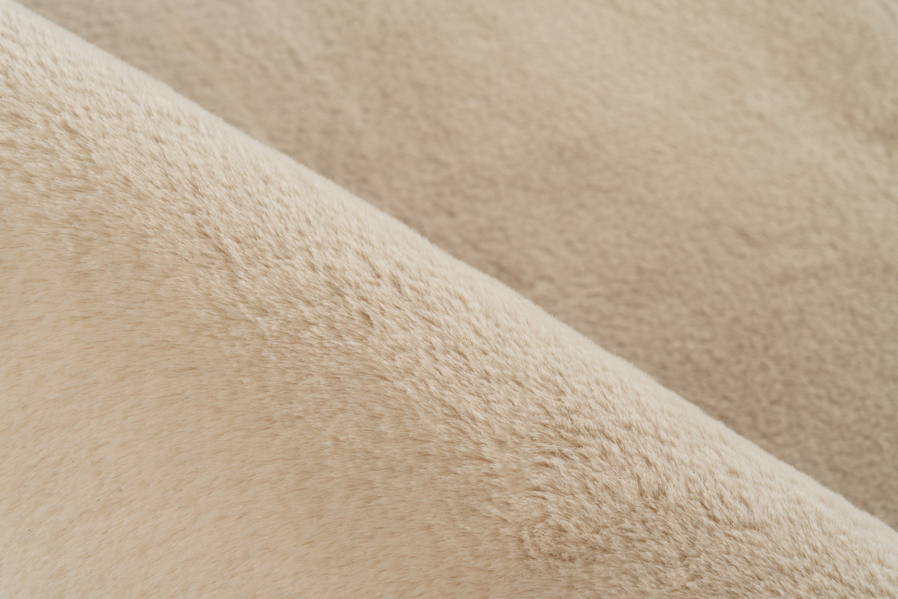 Close-up van beige Softcare vloerkleed met focus op zachte vezels