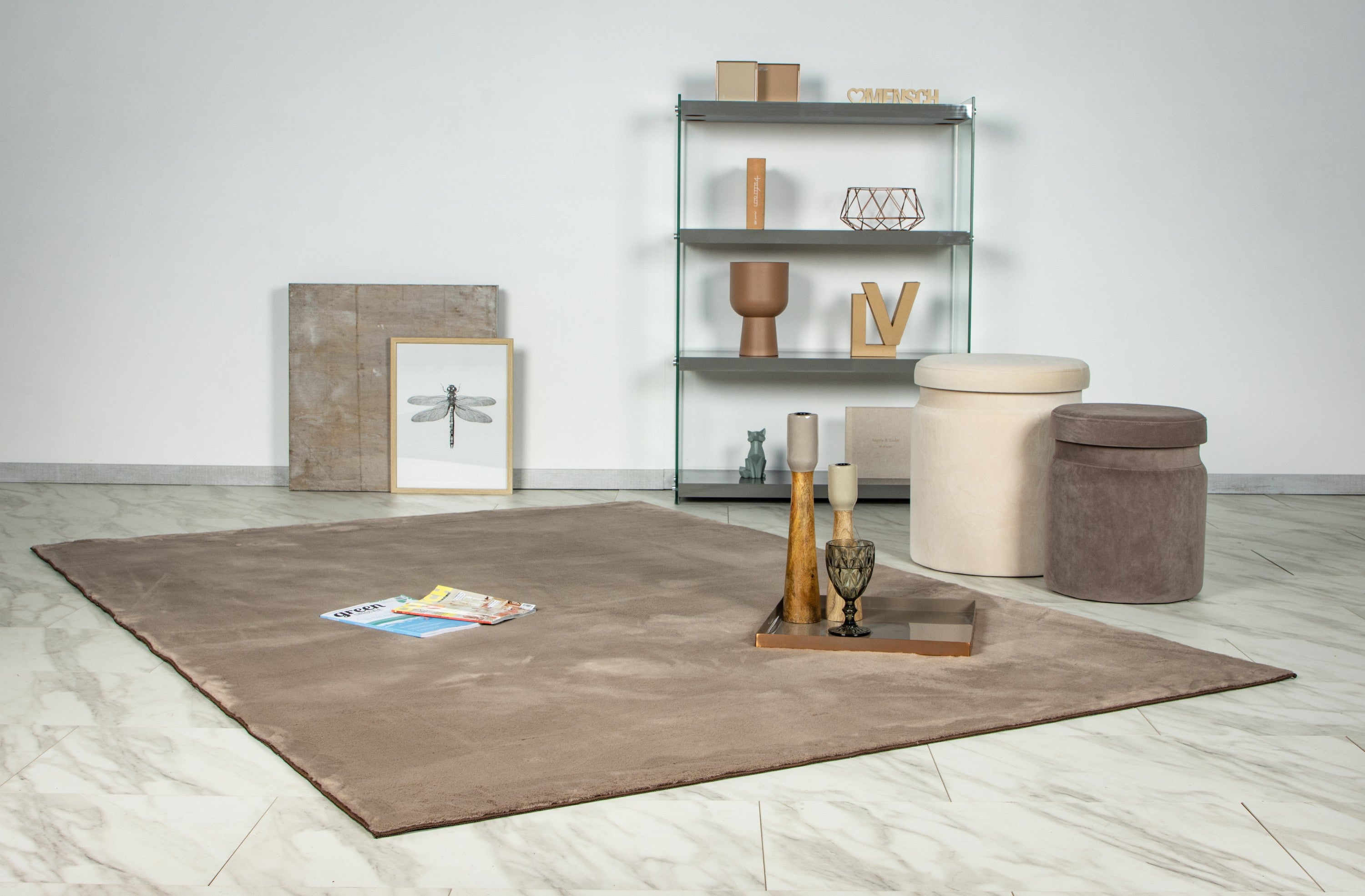 Taupe vloerkleed in sfeervolle woonkamer als warme basis