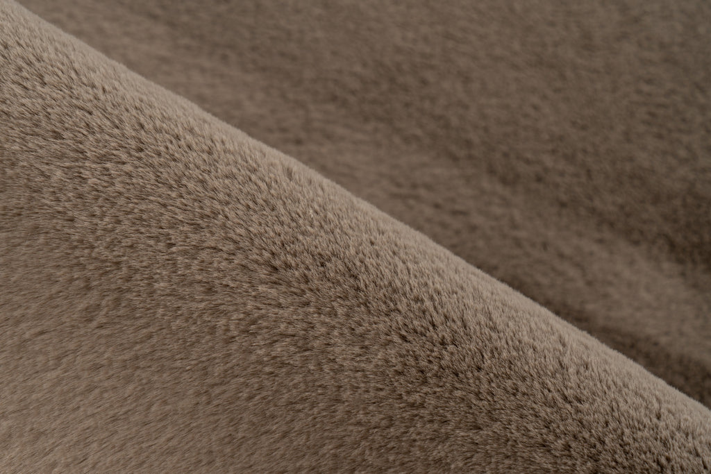 Close-up van taupe vloerkleedvezels met zichtbare textuur