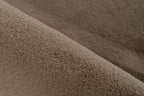 Close-up van taupe vloerkleedvezels met zichtbare textuur