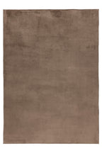 Vooraanzicht van volledig taupe vloerkleed op een egale vloer