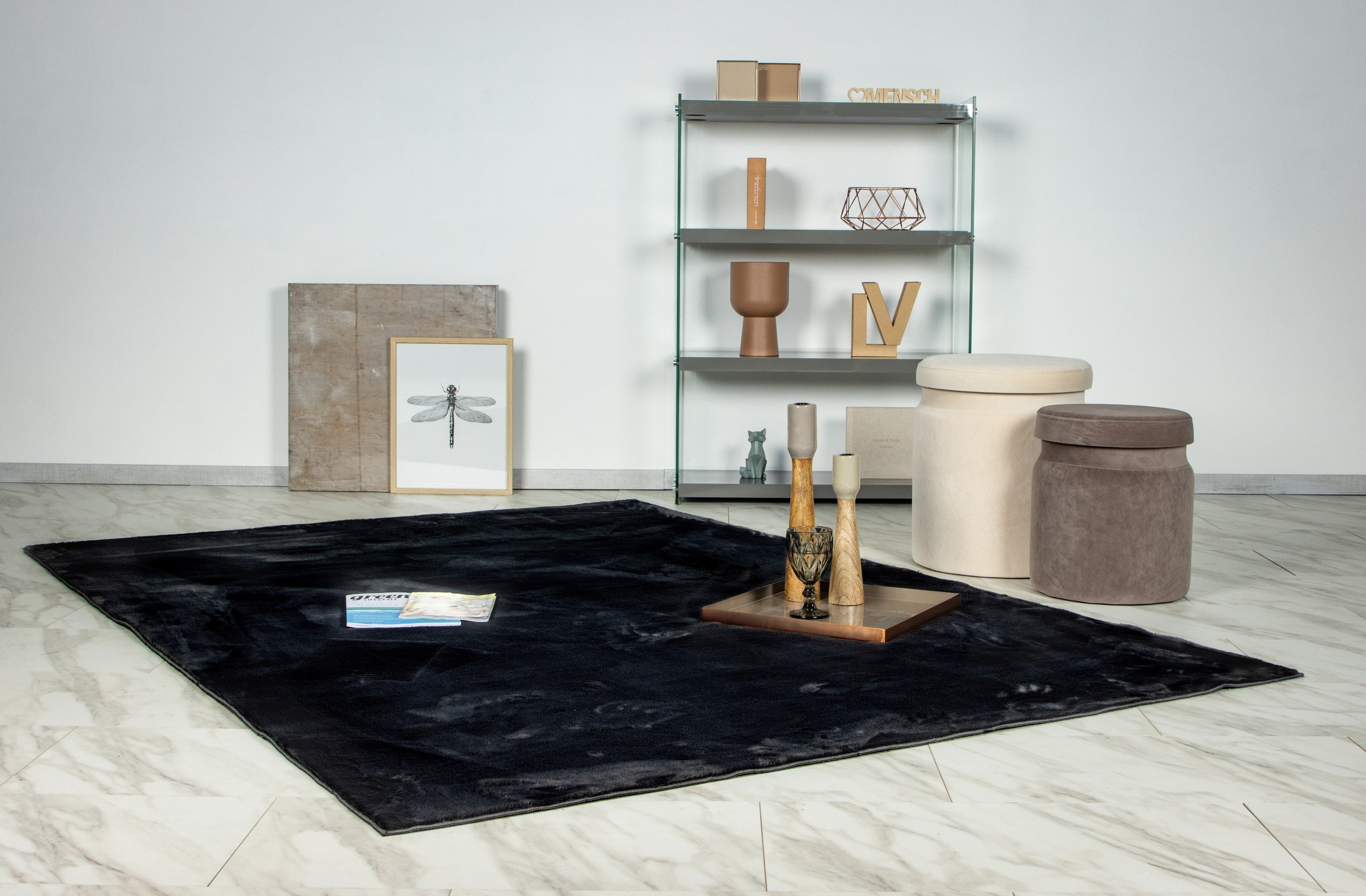 Zwart Softcare vloerkleed als stijlvol element in moderne woonkamer