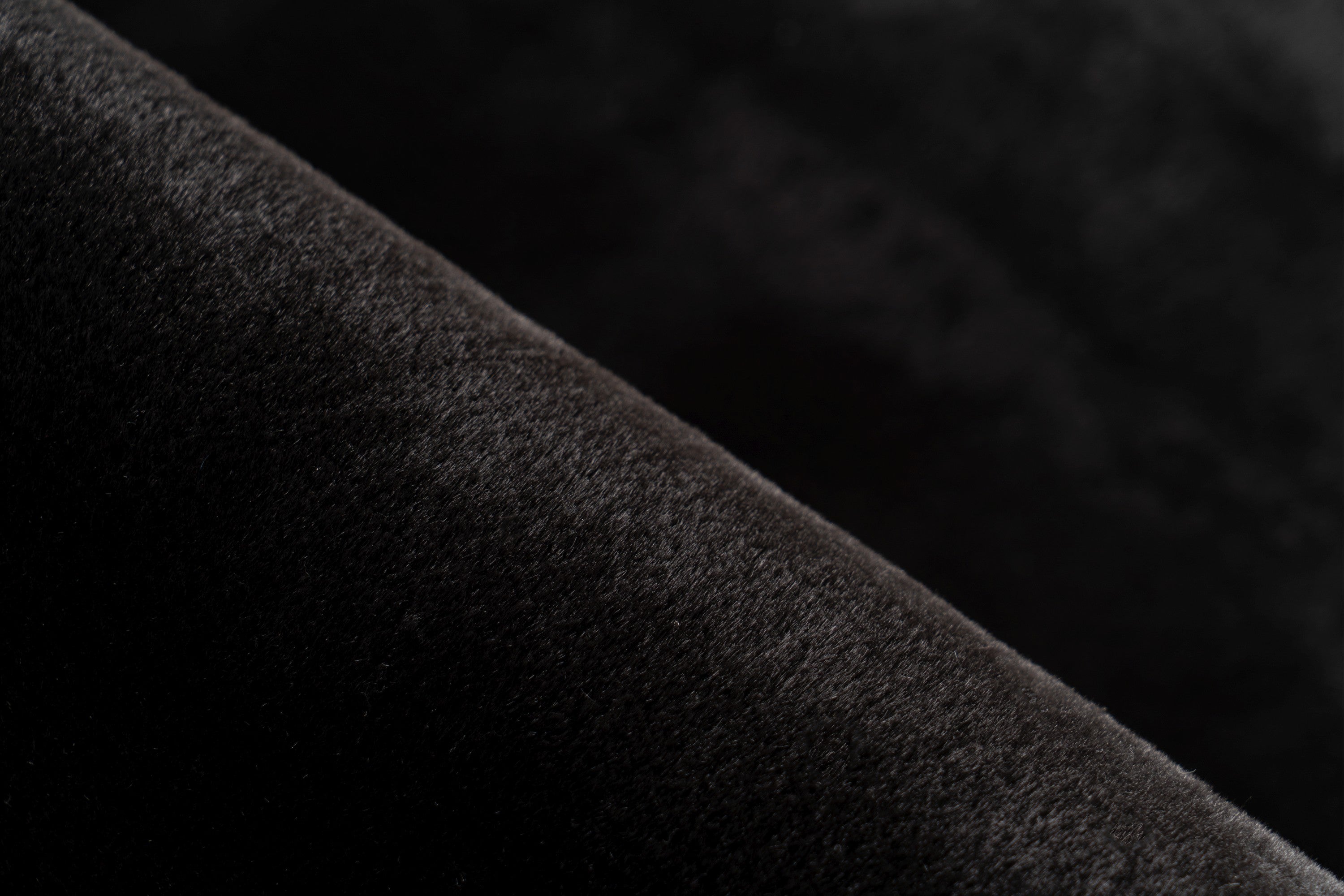 Close-up van zwart Softcare vloerkleed met focus op fijne vezelstructuur