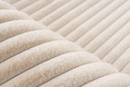Ingezoomd op de fijne vezels van het beige Lushlyn vloerkleed, die het zo comfortabel maken