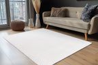 Het witte Lushlyn vloerkleed staat sfeervol in een lichte, moderne woonkamer