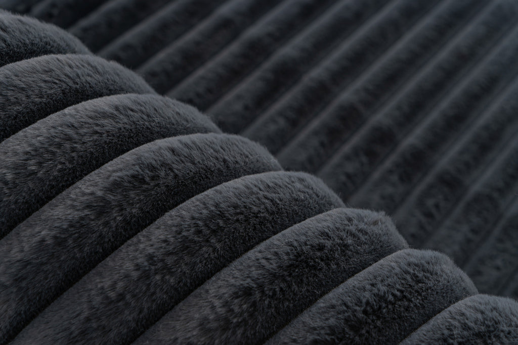 Close-up van zachte vezels van antraciet Lushlyn vloerkleed met luxe uitstraling