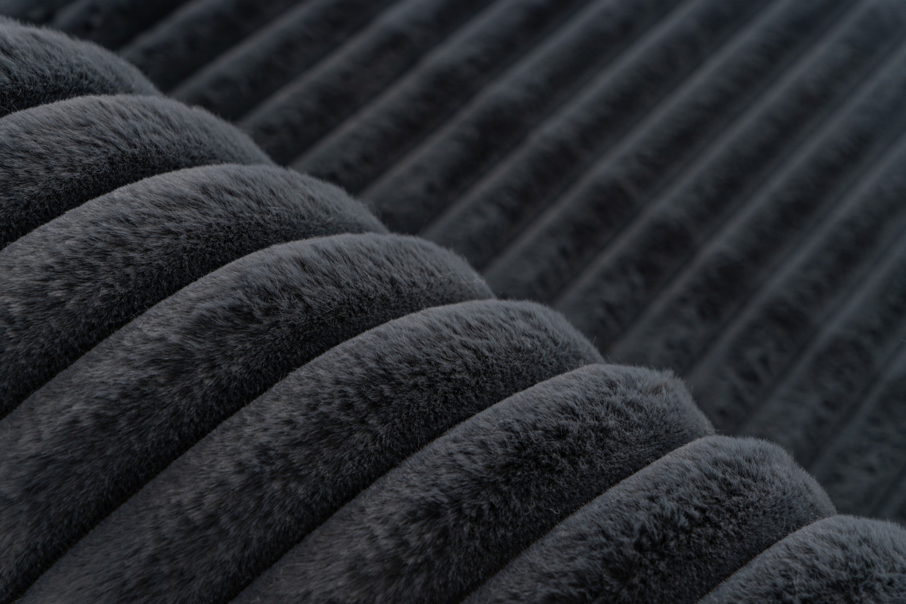 Close-up van zachte vezels van antraciet Lushlyn vloerkleed met luxe uitstraling