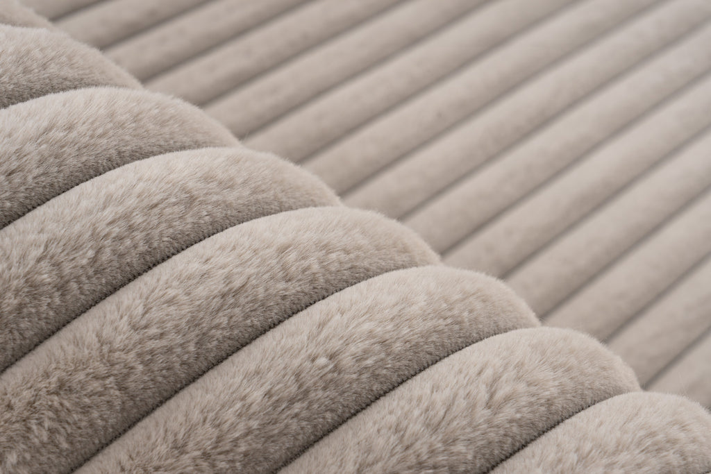 Close-up van zachte vezels van taupe Lushlyn vloerkleed met luxe uitstraling