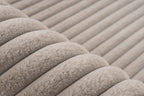 Close-up van zachte vezels van taupe Lushlyn vloerkleed met luxe uitstraling