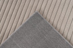 Ingezoomde hoek van taupe Lushlyn vloerkleed met zicht op backing en afwerking