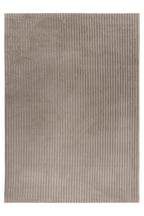Vooraanzicht van volledig taupe Lushlyn vloerkleed met zachte structuur