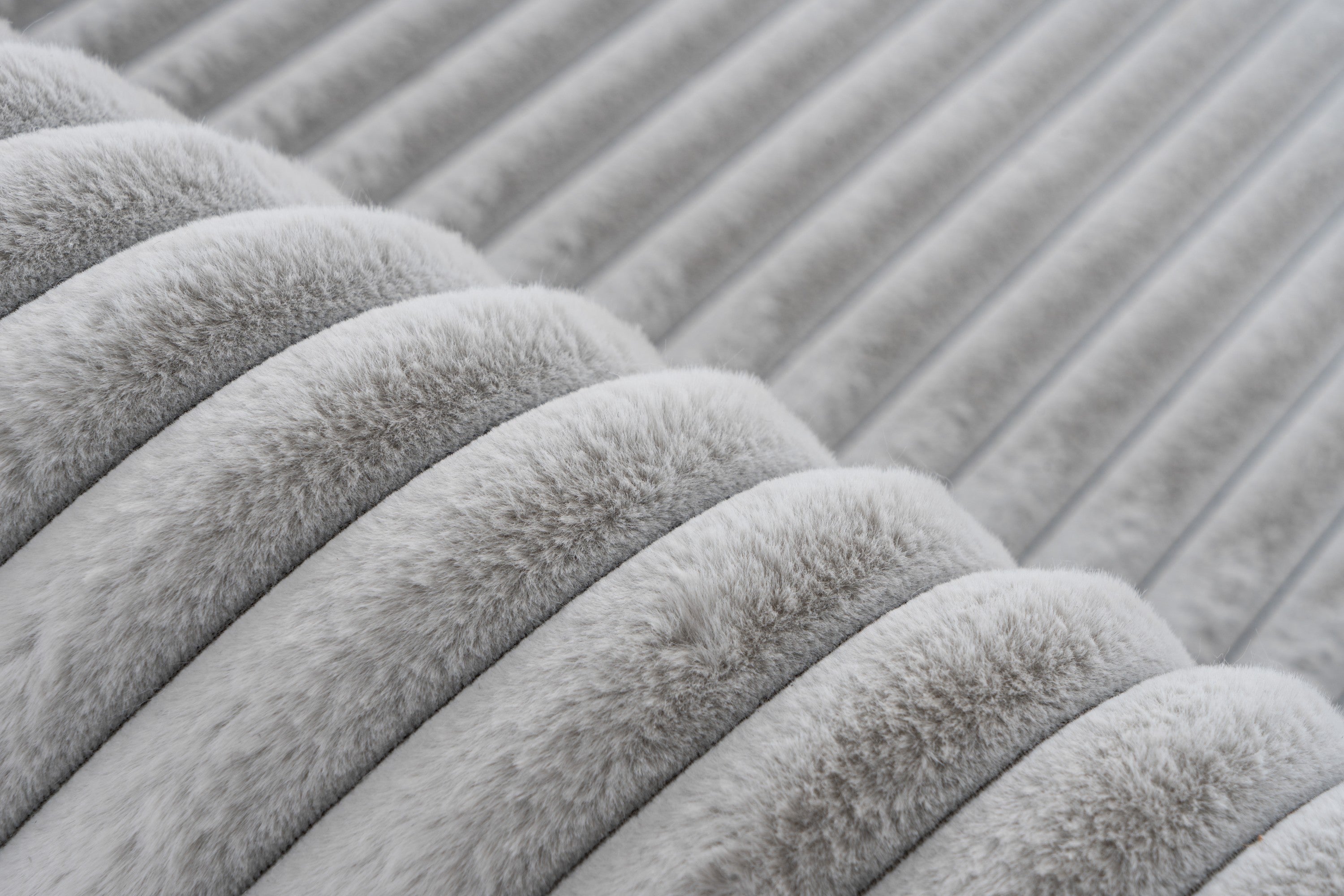 Close-up van zachte vezels van zilver Lushlyn vloerkleed met luxe uitstraling