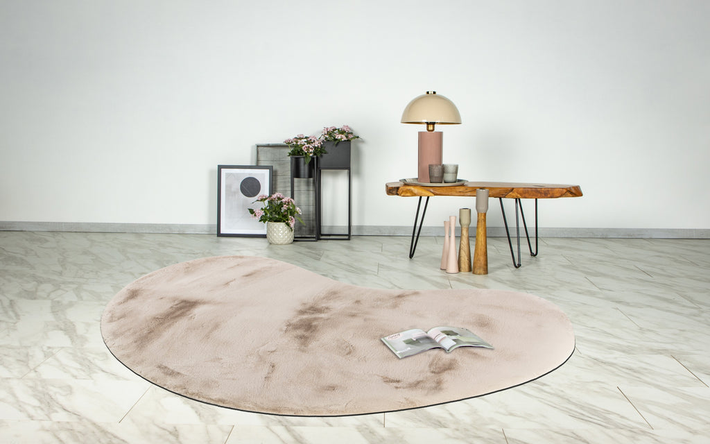 Het Maan Ligt Taupe vloerkleed in een moderne woonkamer met natuurlijke lichtinval