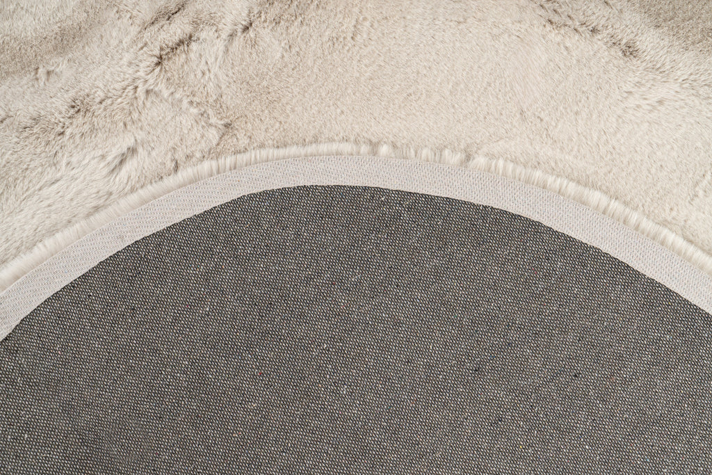 Detailopname van de backing van het Maan Ligt Taupe vloerkleed vanuit een ingezoomde hoek