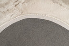 Detailopname van de backing van het Maan Ligt Taupe vloerkleed vanuit een ingezoomde hoek