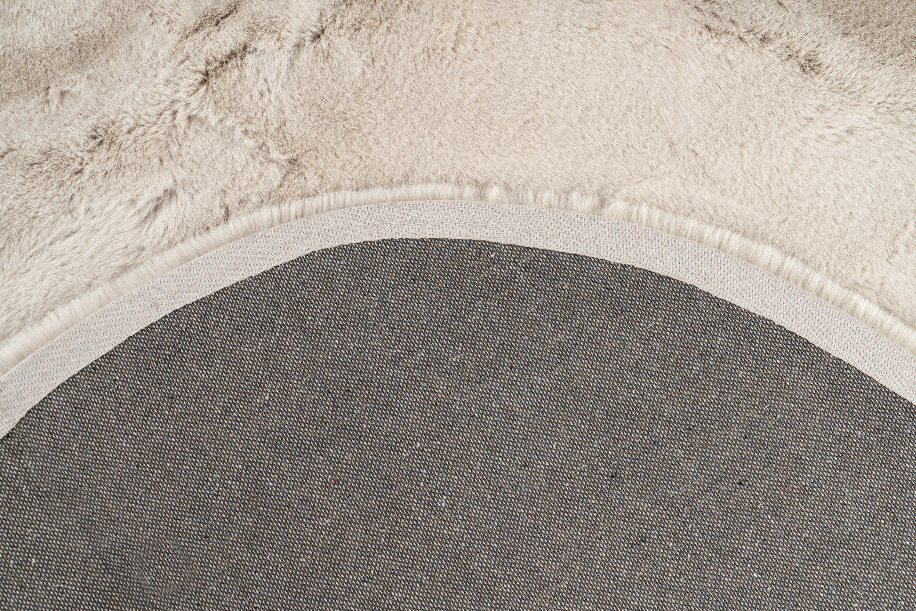 Detailopname van de backing van het Maan Ligt Taupe vloerkleed vanuit een ingezoomde hoek