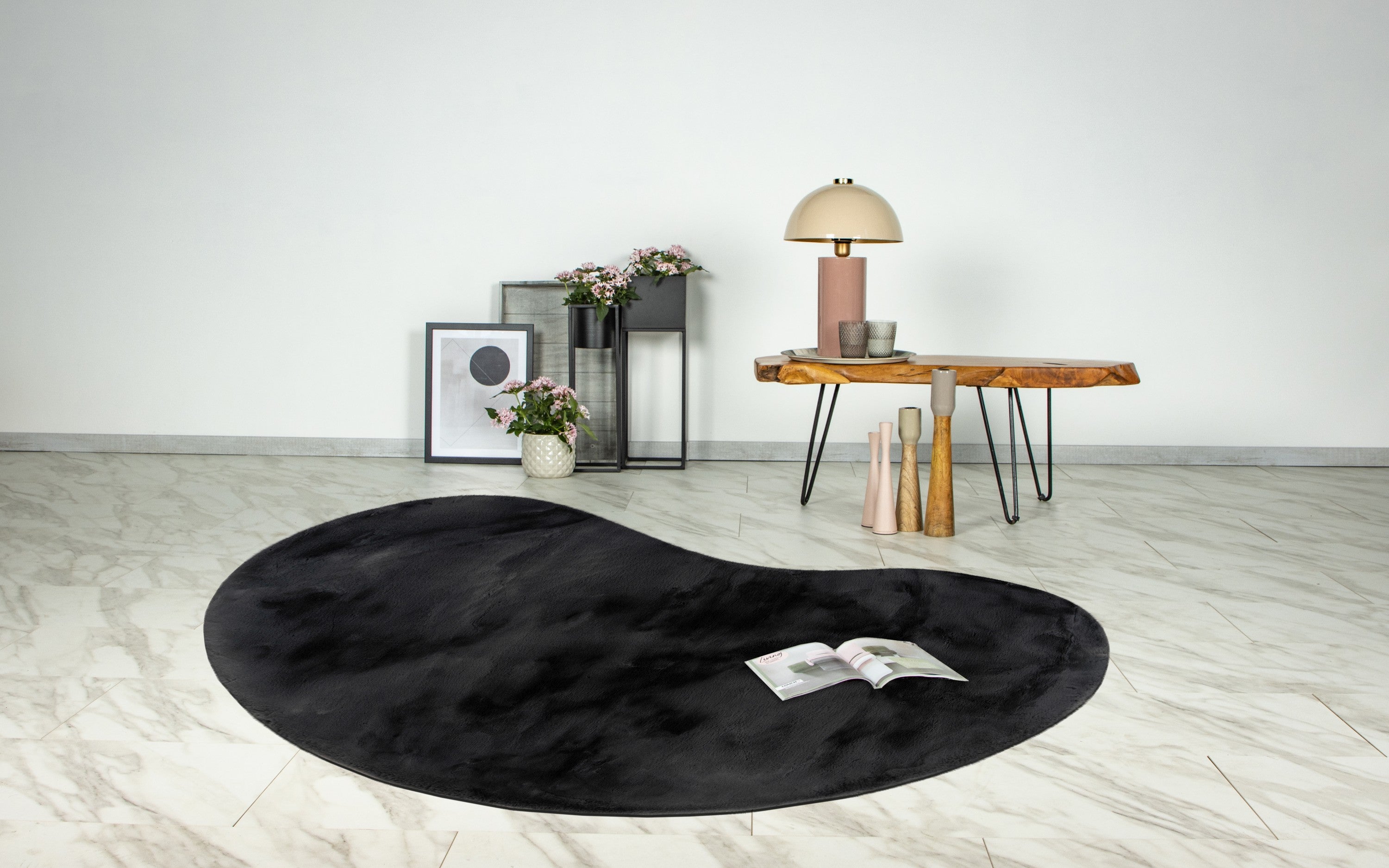 Antracietkleurig Maan vloerkleed als stijlvol element in een moderne woonkamer