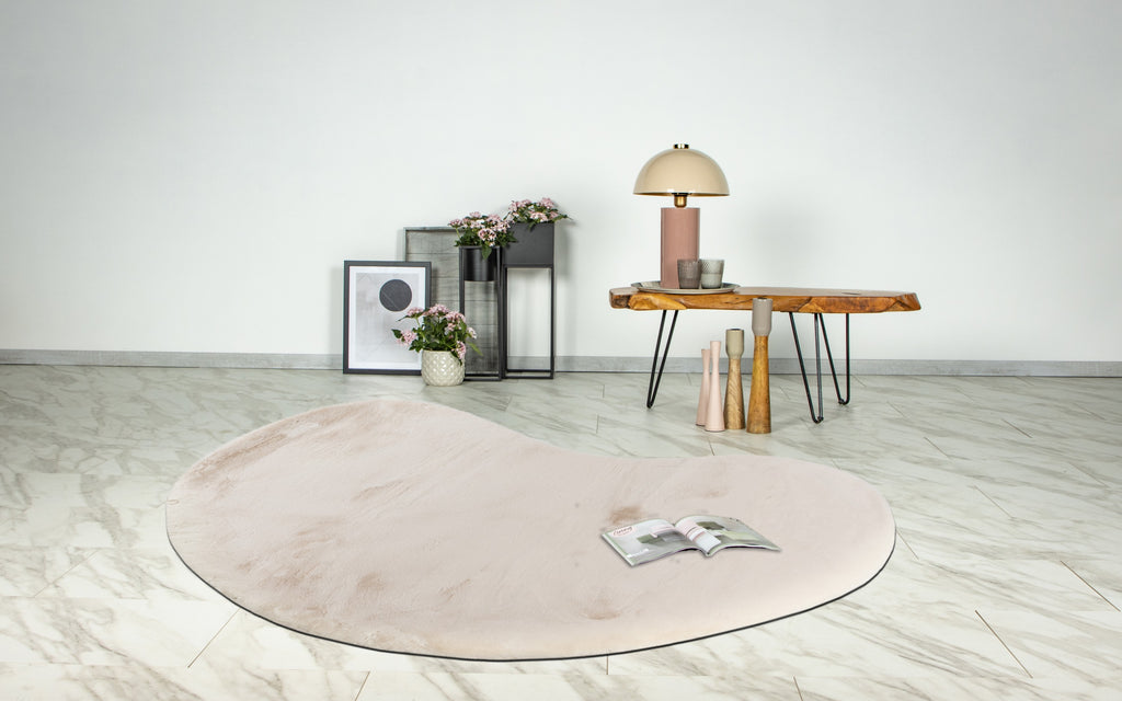 Ivoren Maan vloerkleed in een lichte woonkamer met zachte, natuurlijke tinten