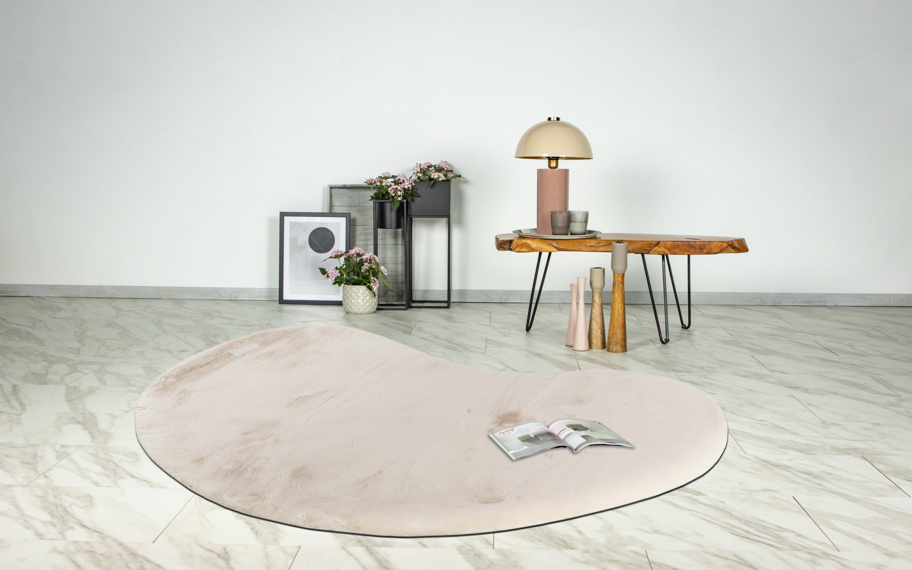 Ivoren Maan vloerkleed in een lichte woonkamer met zachte, natuurlijke tinten