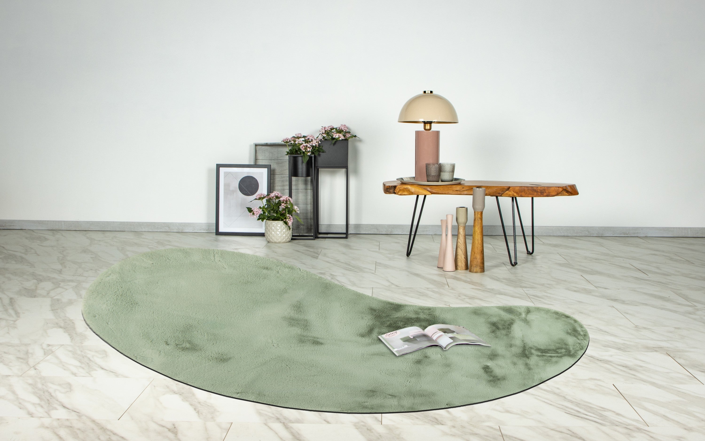 Mosgroen Maan vloerkleed als blikvanger in een sfeervolle woonkamer