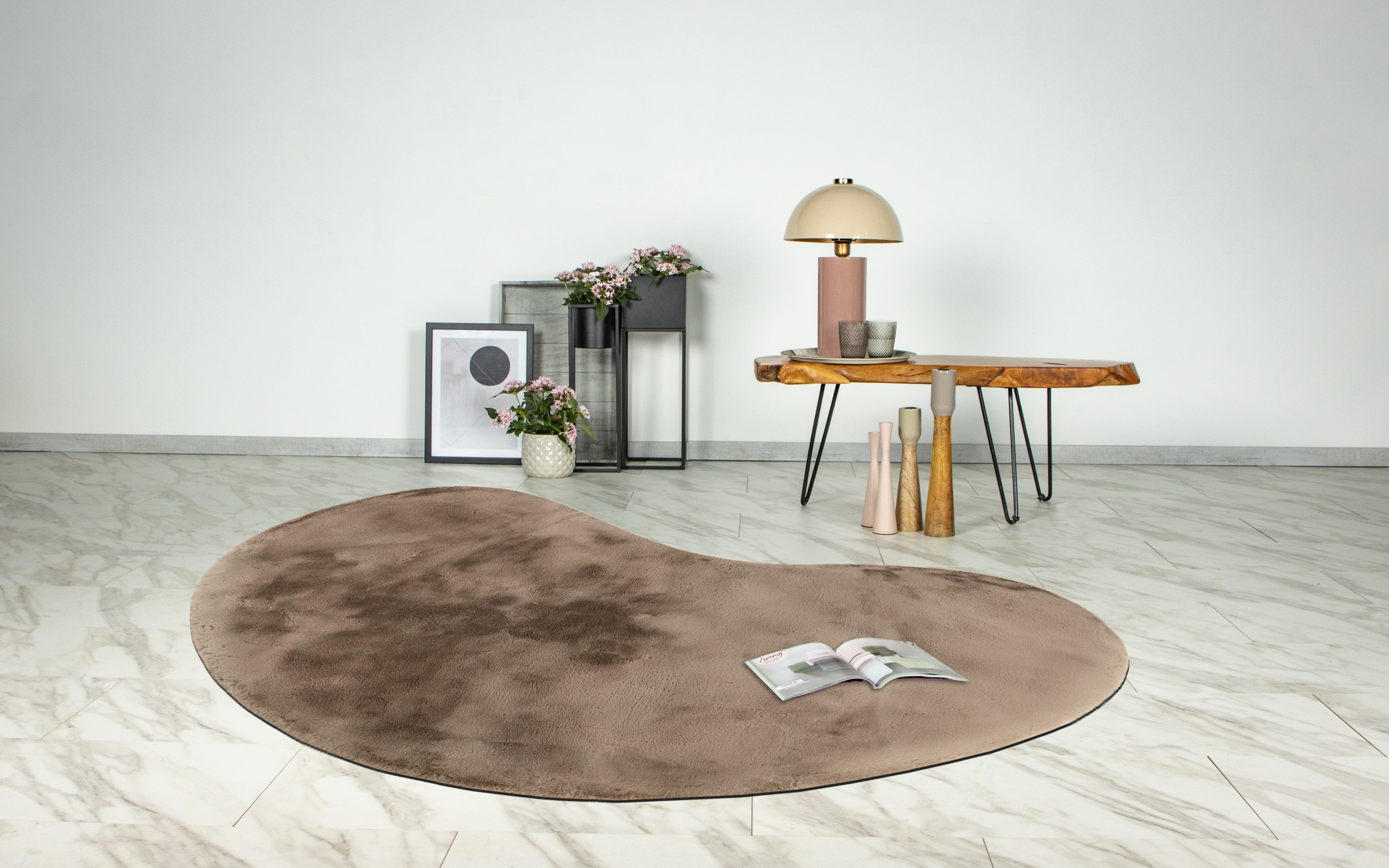 Sfeervolle woonkamer met een zacht taupe Maan vloerkleed als warme basis
